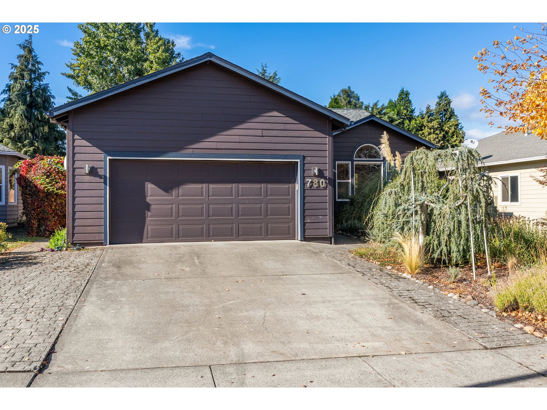 780 Henderson Road Hood River, OR 97031 - Photo 2 of 35 a front view of a house with a yard and garage