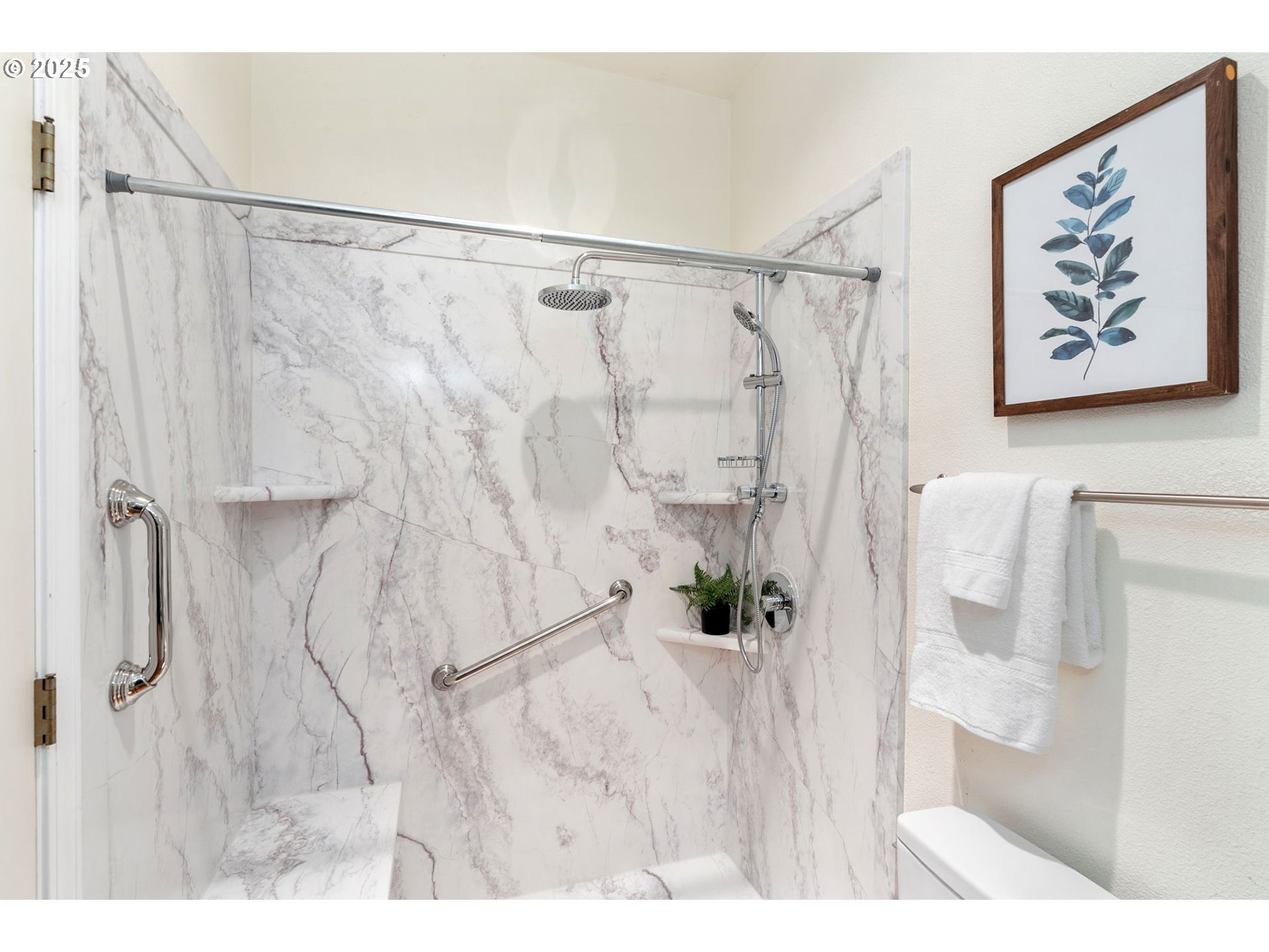 780 Henderson Road Hood River, OR 97031 - Photo 21 of 35 a picture of a bathroom with a shower