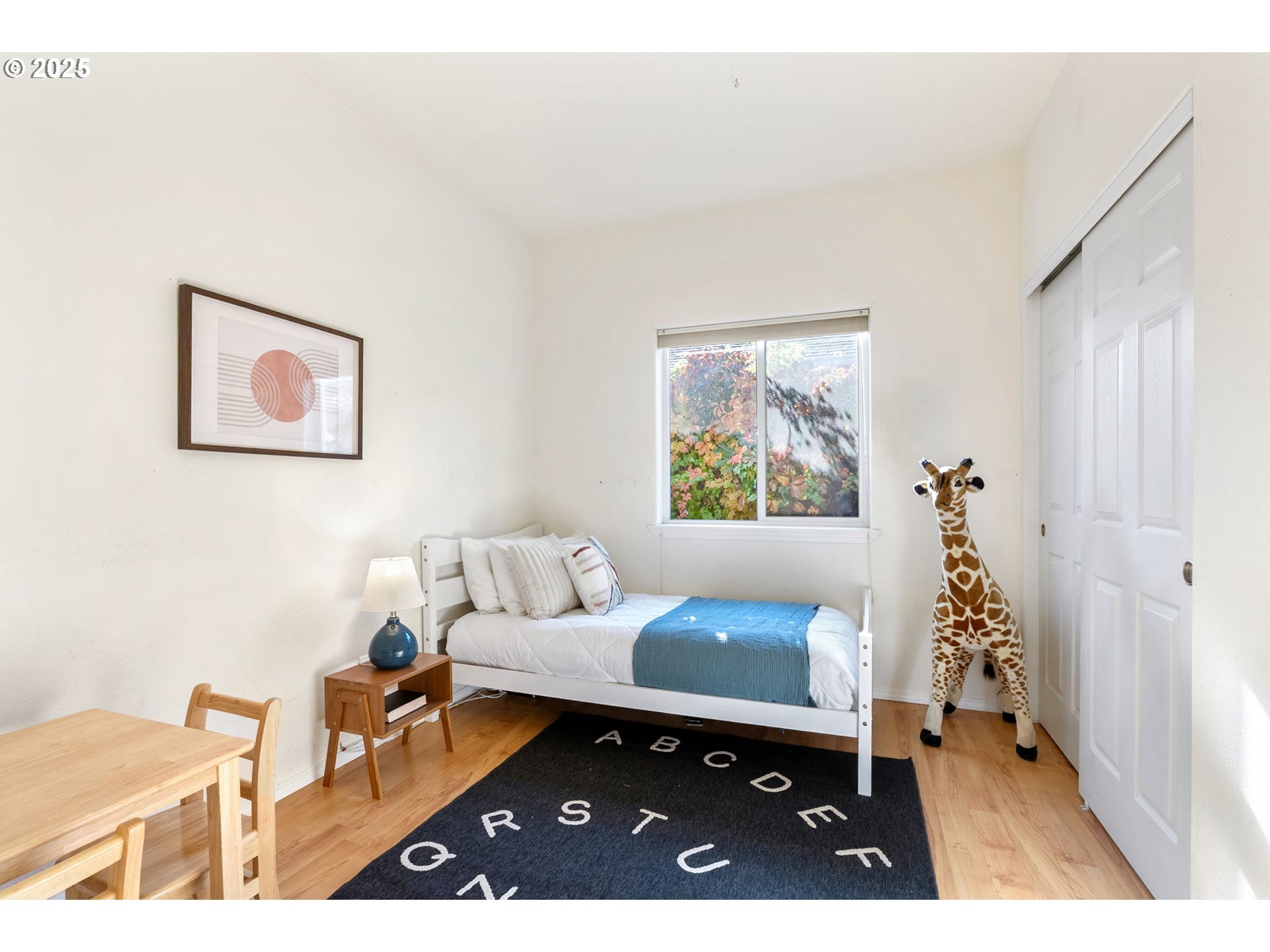 780 Henderson Road Hood River, OR 97031 - Photo 22 of 35 a living room with furniture and a window