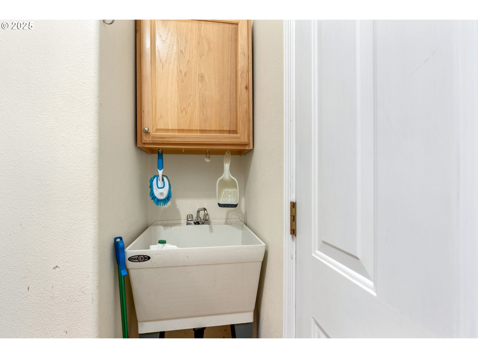 780 Henderson Road Hood River, OR 97031 - Photo 26 of 35 a utility room with dryer and washer