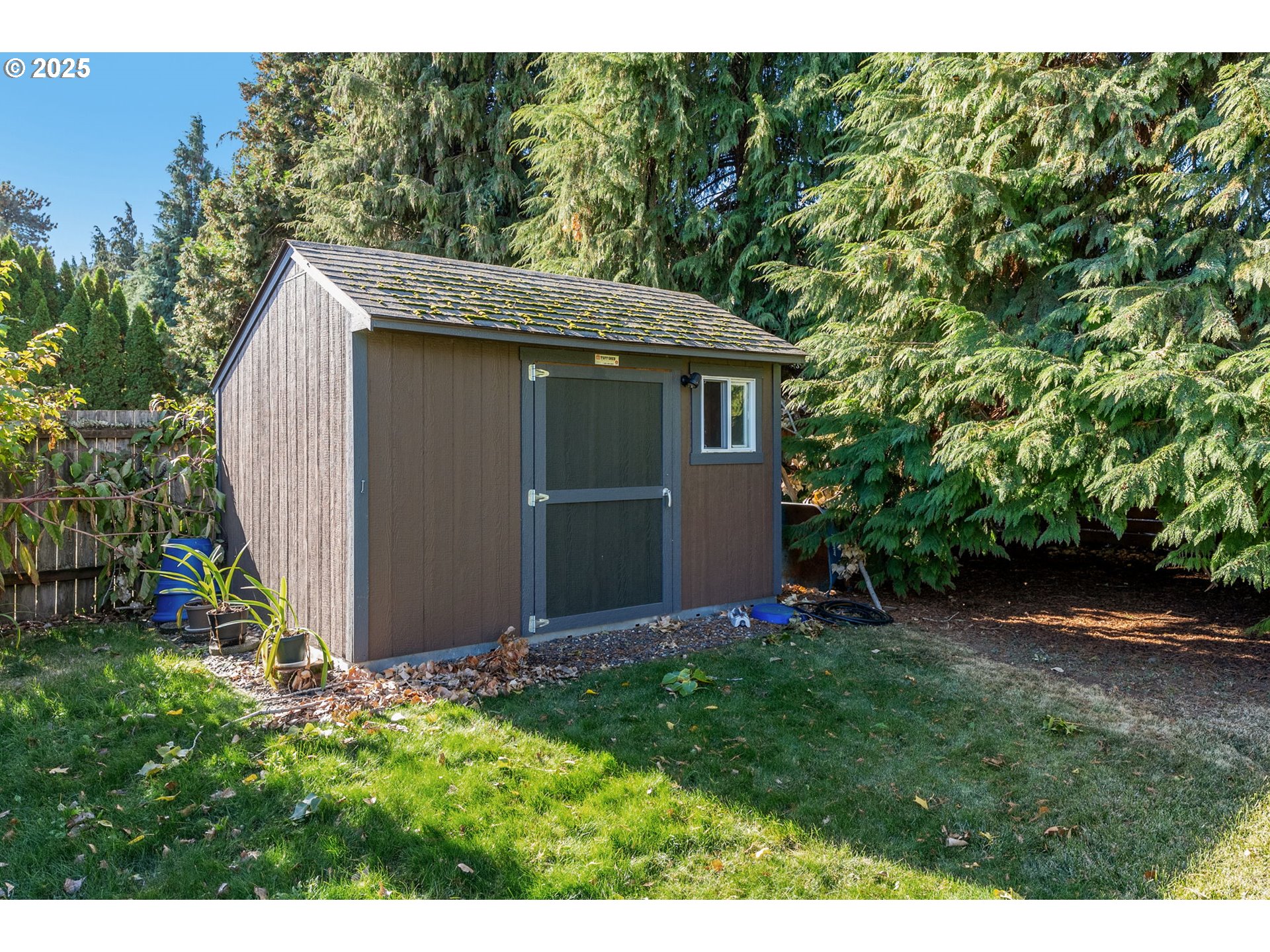 780 Henderson Road Hood River, OR 97031 - Photo 28 of 35 a view of backyard with green space