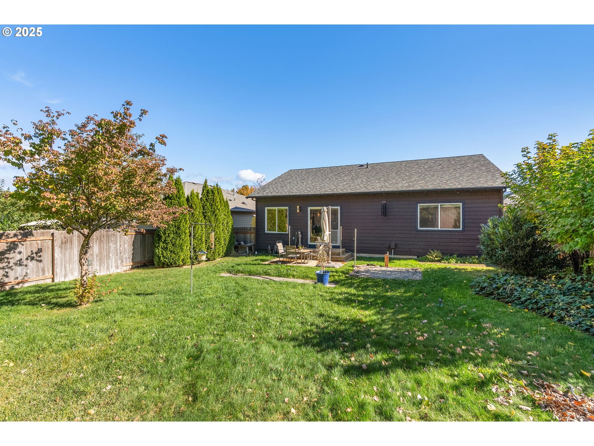 780 Henderson Road Hood River, OR 97031 - Photo 29 of 35 a front view of a house with garden