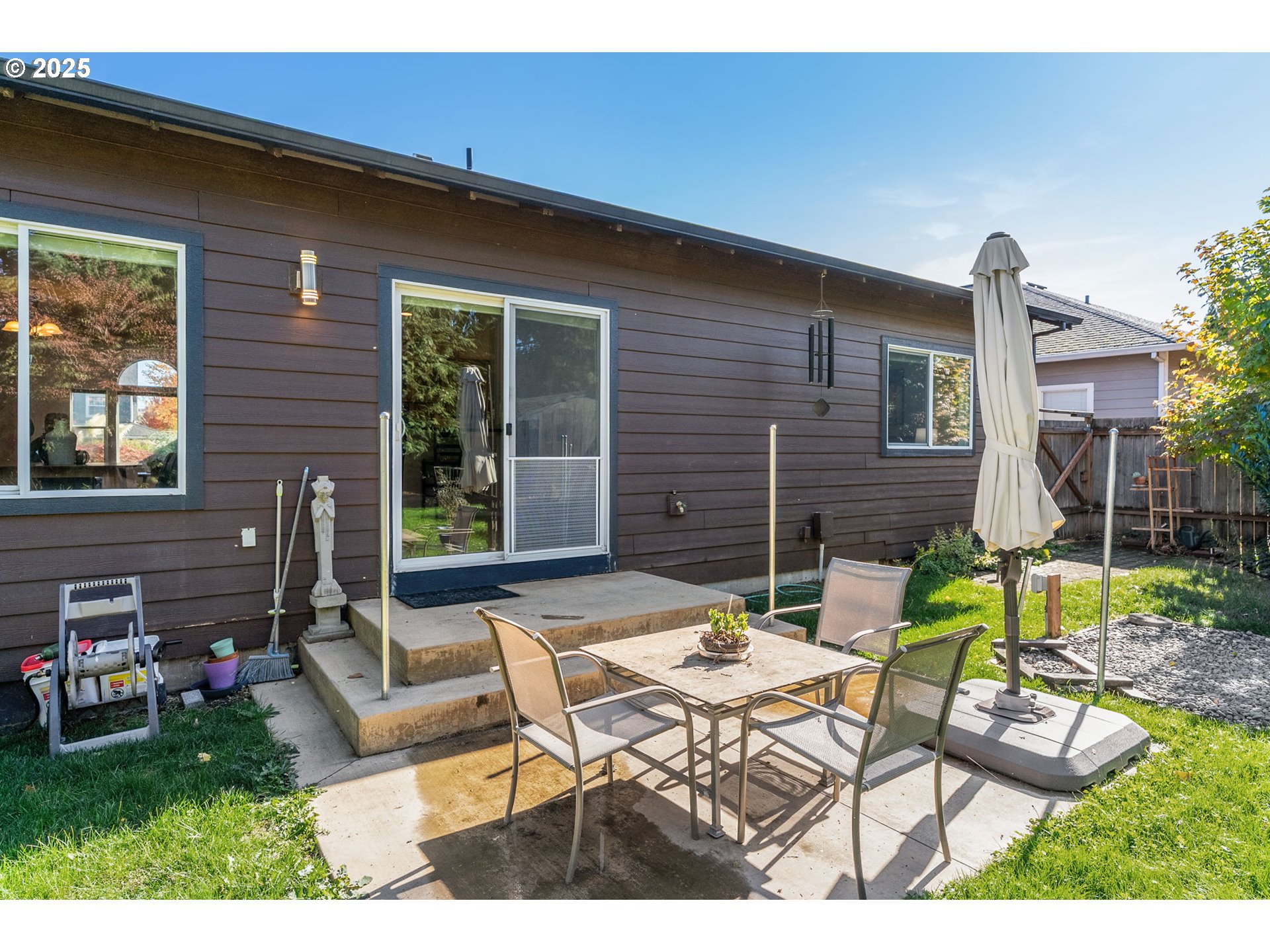 780 Henderson Road Hood River, OR 97031 - Photo 30 of 35 a view of a patio with table and chairs with wooden fence