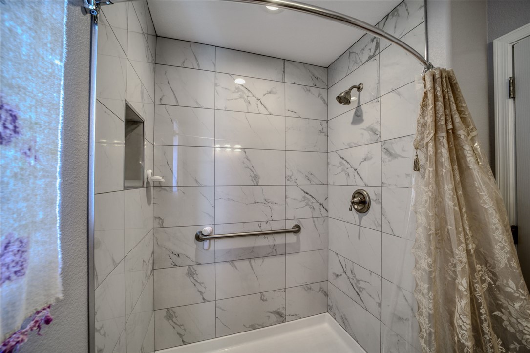 1632 Shamrock Road Bullhead City, AZ 86442 - Photo 25 of 59 Master Bathroom