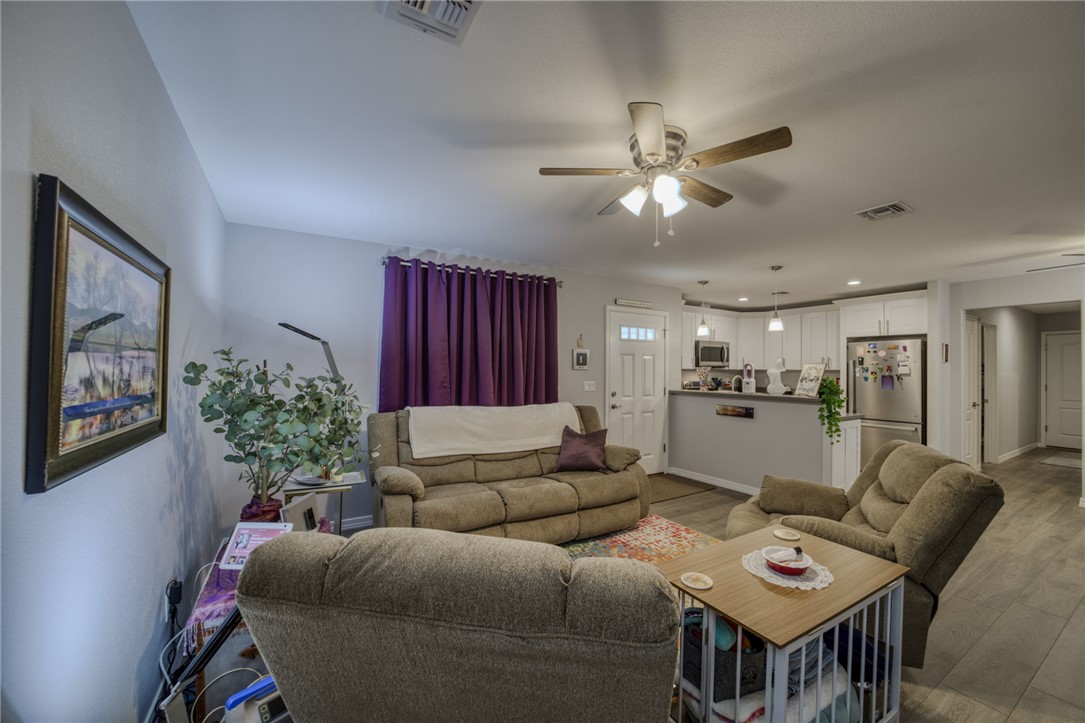 1632 Shamrock Road Bullhead City, AZ 86442 - Photo 10 of 59 Living Room
