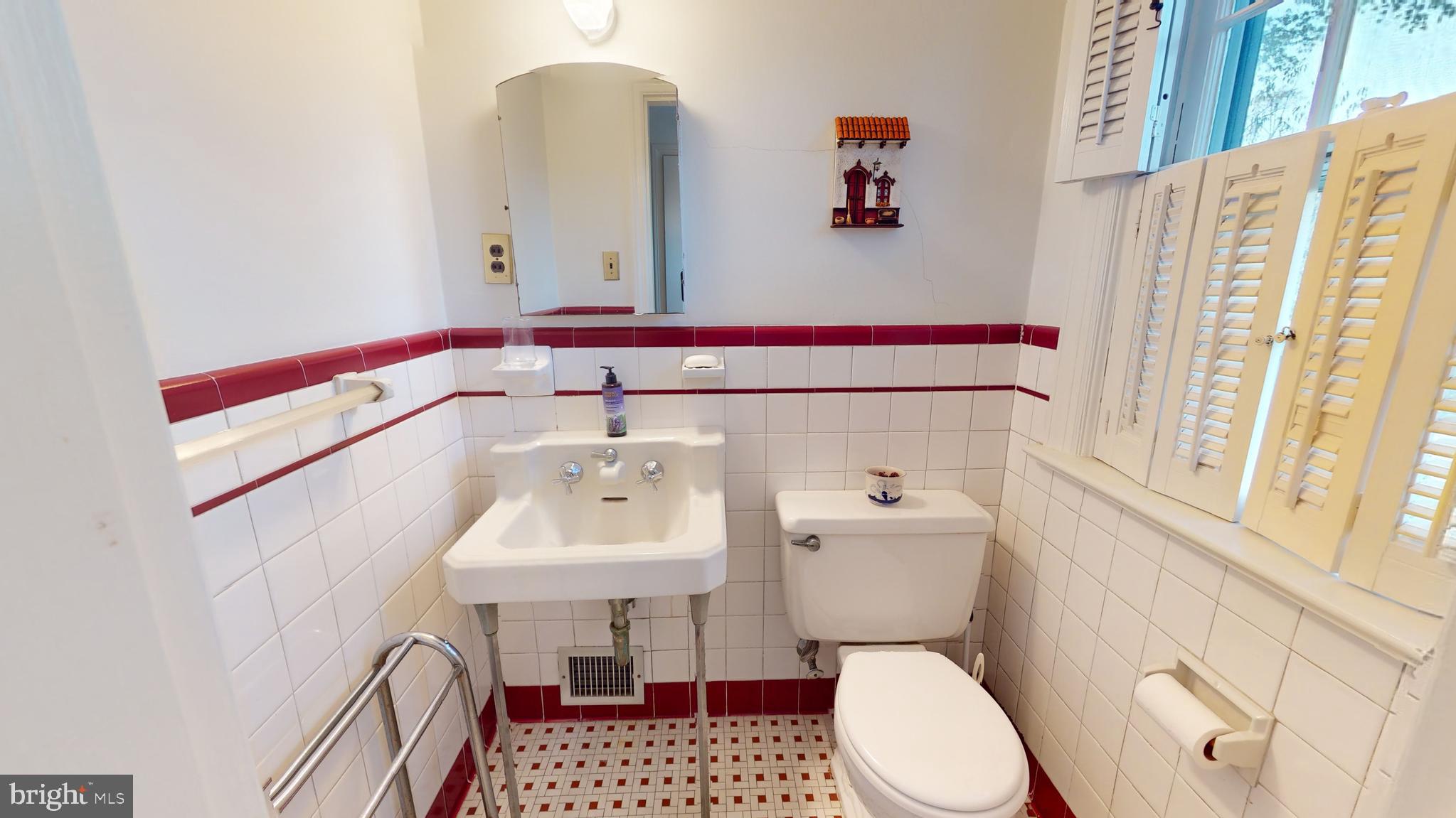 4602 Clemson Road College Park, MD 20740 - Photo 17 of 47 Half bath in Owner's suite