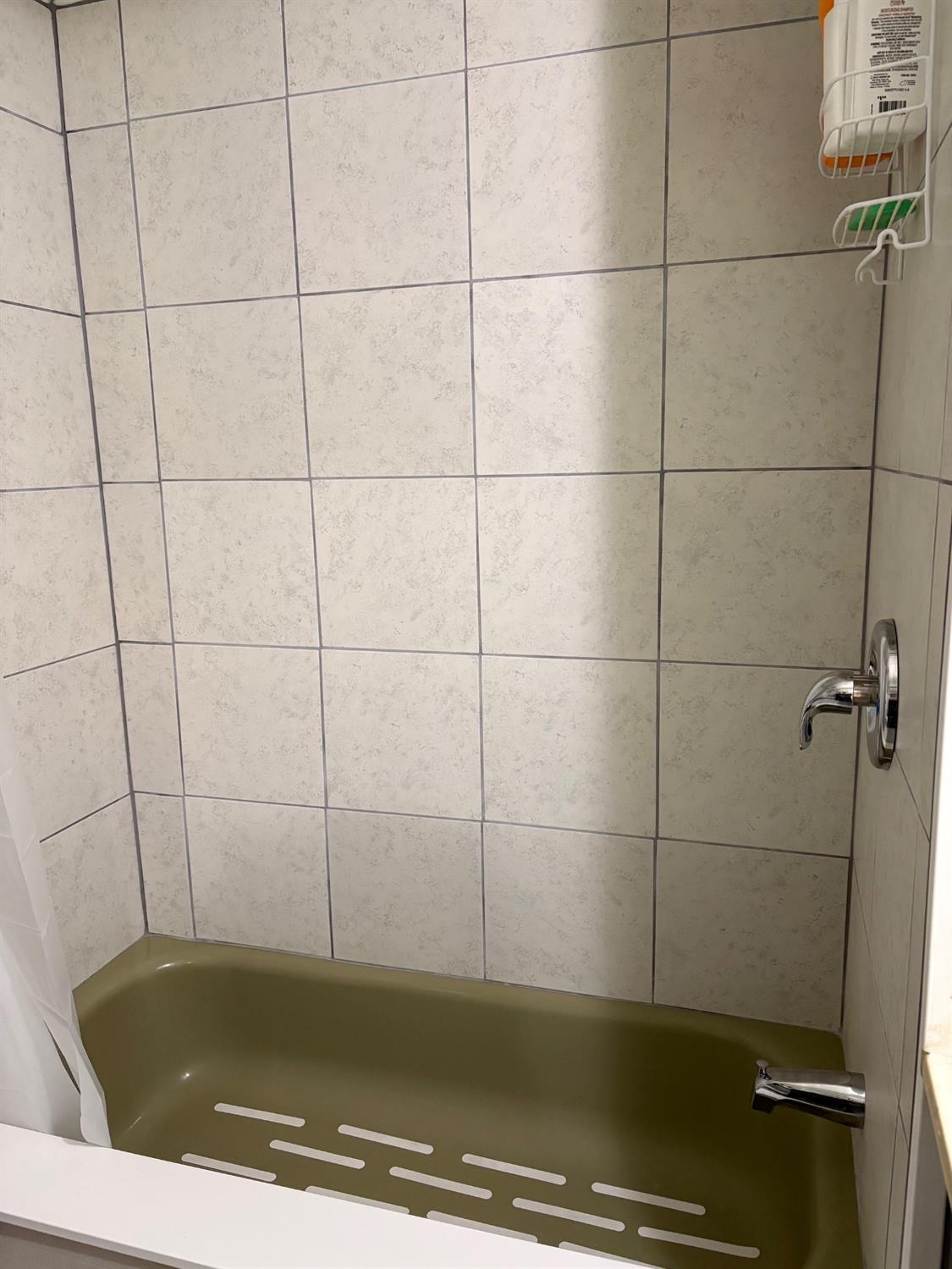 4800 Auburn Folsom Road, Unit 29 Loomis, CA 95650 - Photo 8 of 19 a bathroom with a bath tub