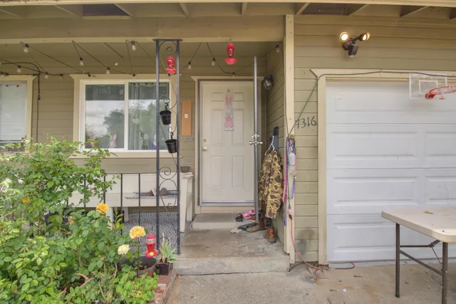 a view of an entryway of the house