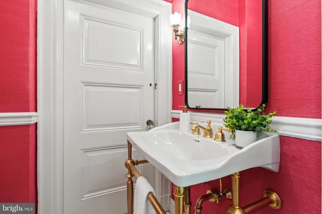 a view of a house with backyard and garden