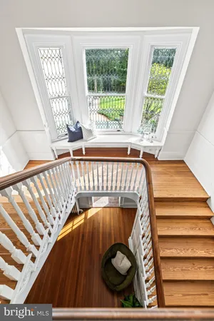 a view of a house with backyard and garden