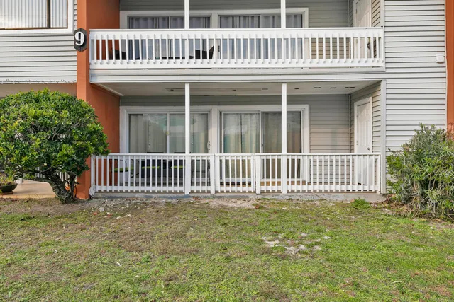 a view of a house with backyard and backyard