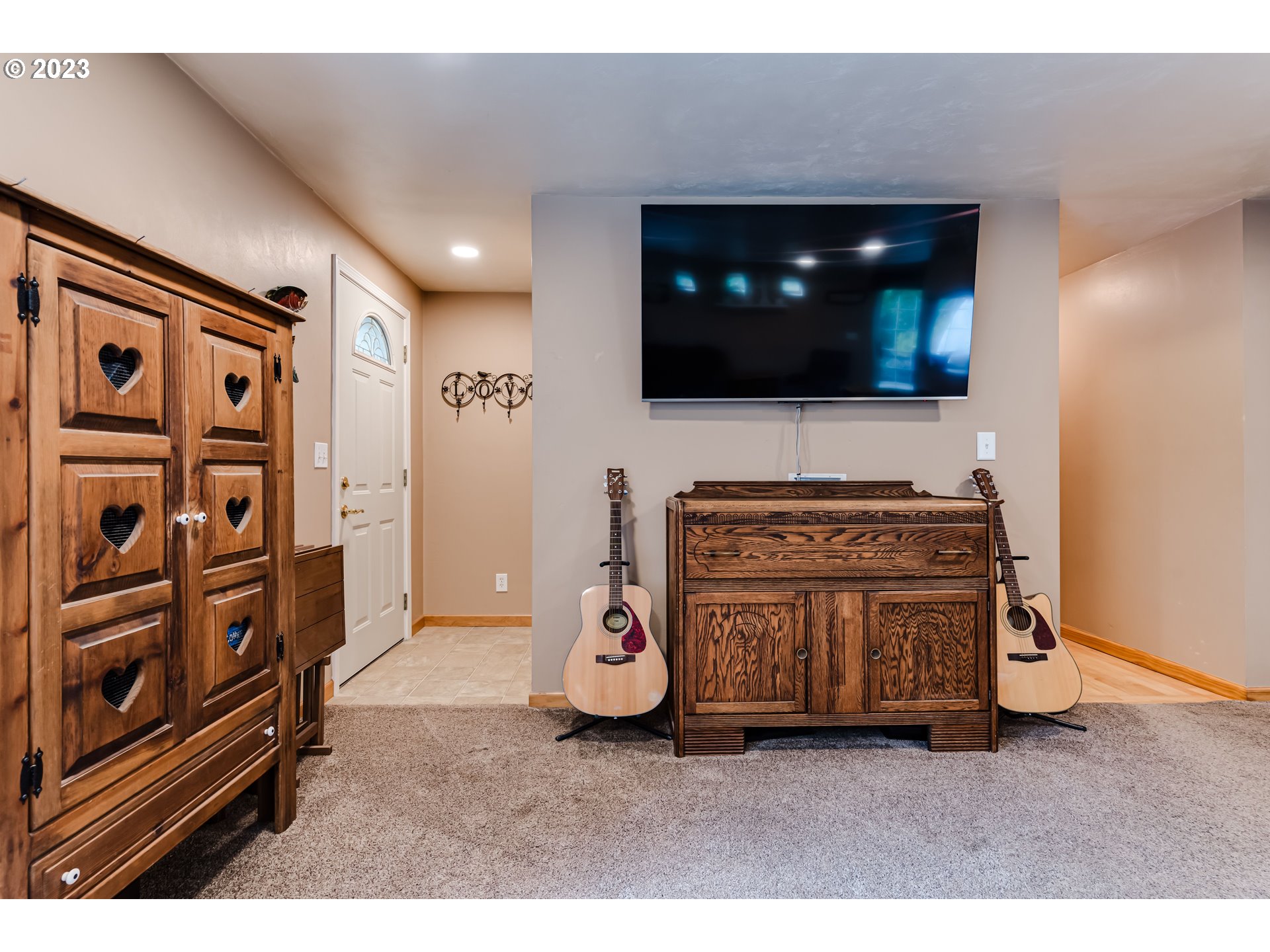 82277 Rattlesnake Road Dexter, OR 97431 - Photo 15 of 42 a living room with furniture and a flat screen tv