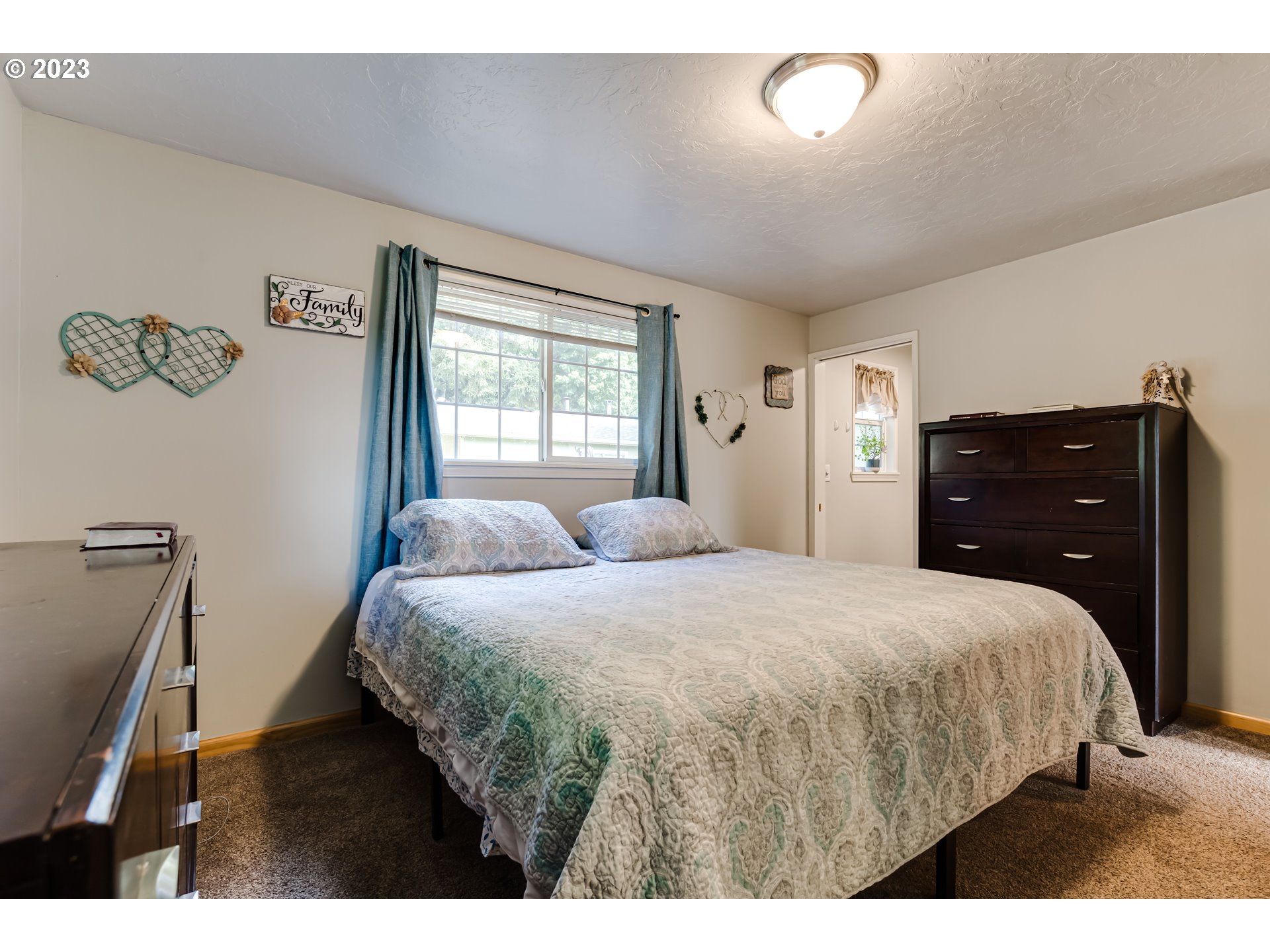 82277 Rattlesnake Road Dexter, OR 97431 - Photo 28 of 42 a bedroom with a bed and a dresser