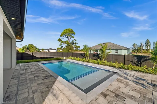 a view of backyard of the house