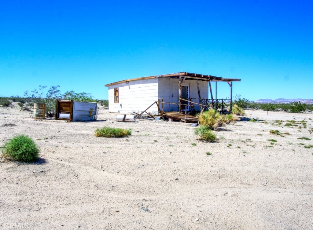 80422 Baseline Road Twentynine Palms, CA 92277 - Photo 13 of 30 a view of a dry area with wooden fence