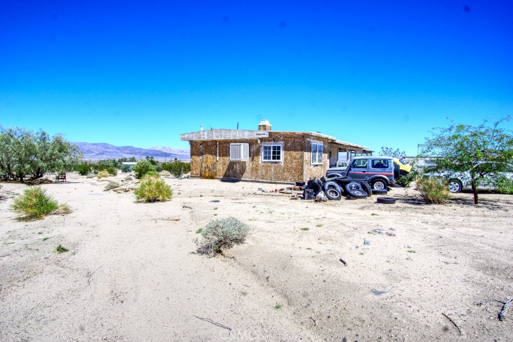 80422 Baseline Road Twentynine Palms, CA 92277 - Photo 4 of 30 a front view of a house with a yard