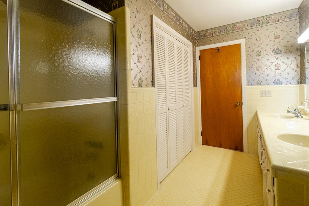 217 Charles Road Chatsworth, GA 30705 - Photo 39 of 43 Hallway bath