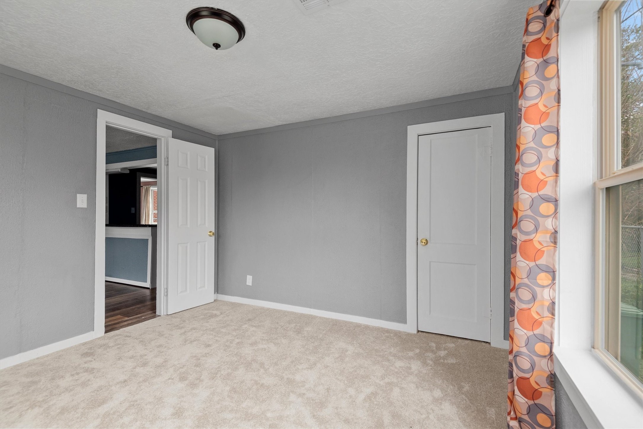 3914 Cetti Street Houston, TX 77009 - Photo 11 of 22 an empty room with windows and closet