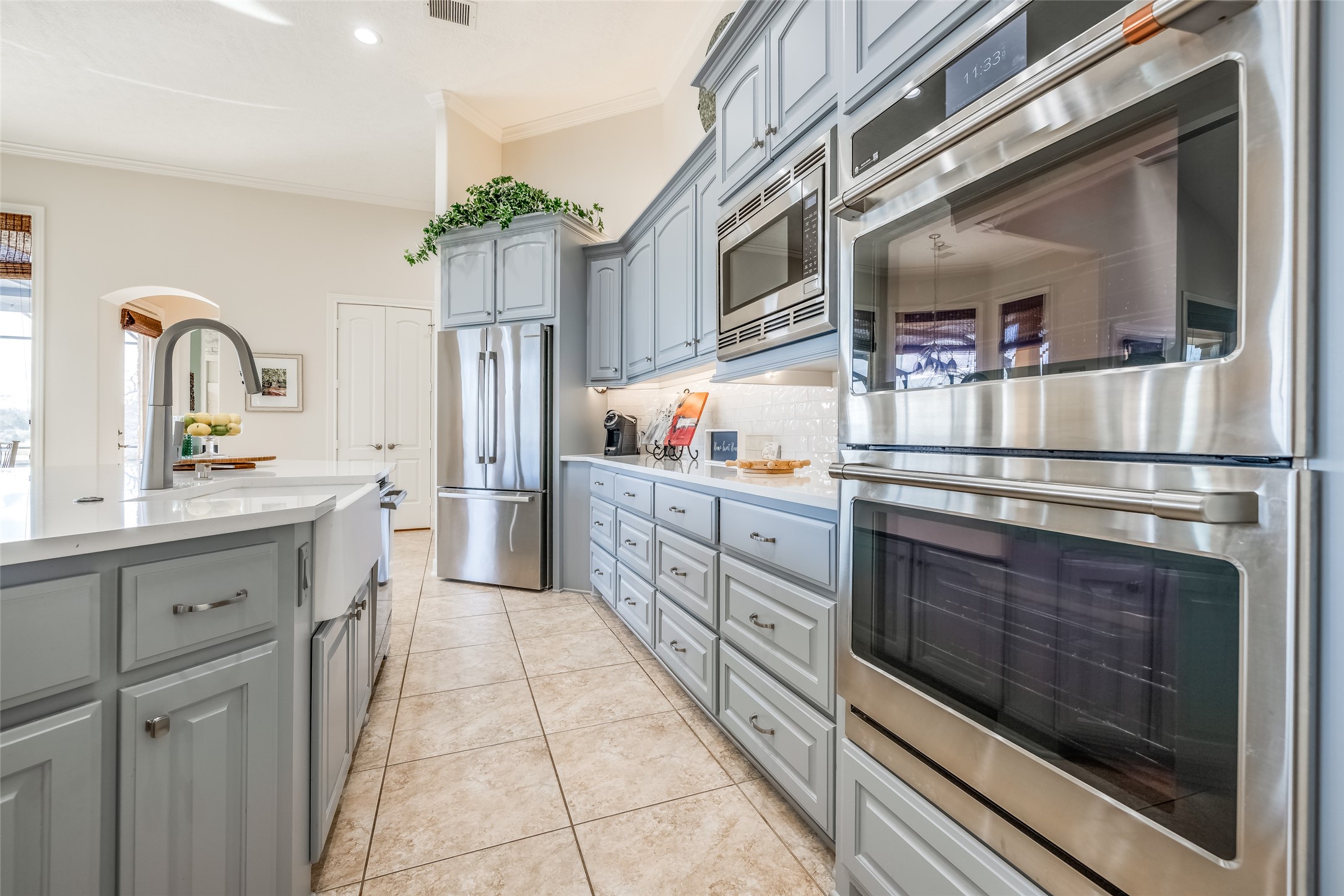 31102 Lower Oxbow Trace Fulshear, TX 77441 - Photo 14 of 50 Recently remodeled gorgeous Chef's Kitchen with lots of cabinets, quartz counters, Thermador appliances - 5 gas burner, SS double ovens 2025, SS microwave, breakfast bar, large pantry, tile floor