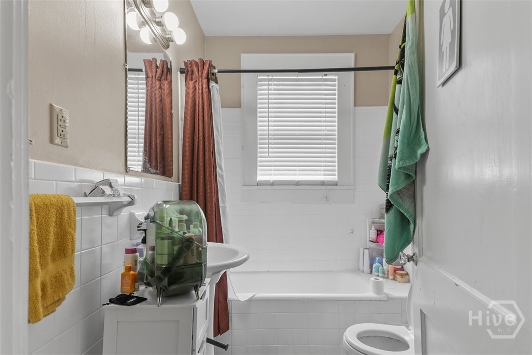 724 East 49th Street Savannah, GA 31405 - Photo 12 of 43 Unit A bathroom.