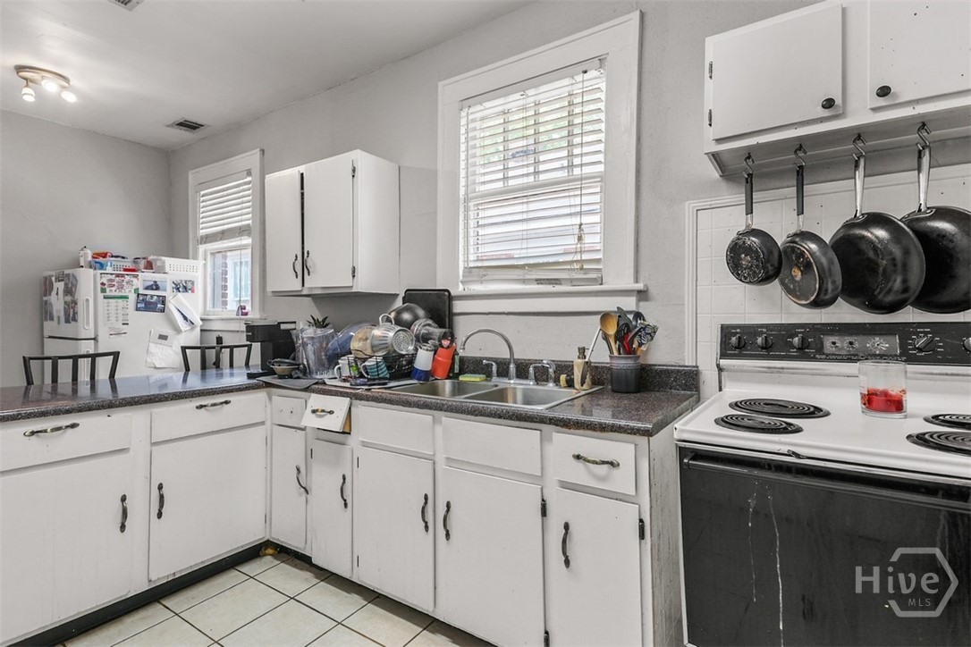 724 East 49th Street Savannah, GA 31405 - Photo 29 of 43 Kitchen Unit B