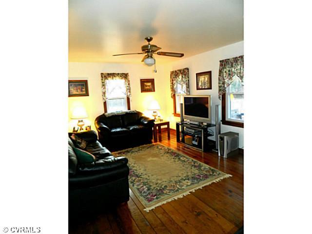 3607 Pacetown Road Sandy Hook, VA 23153 - Photo 16 of 22 Living Room