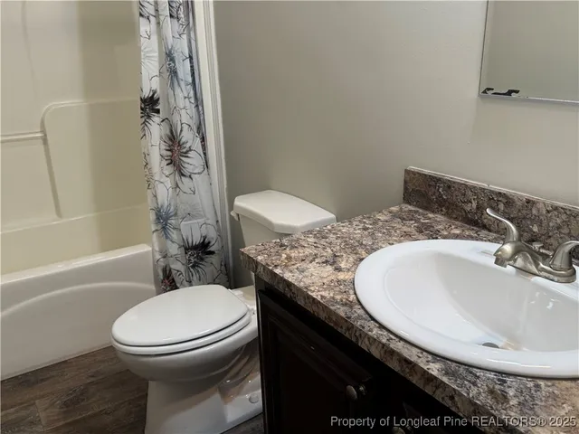 a view of a house with backyard