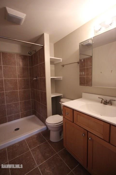 986 West Angle Road Freeport, IL 61032 - Photo 16 of 16 a bathroom with a sink a toilet and shower