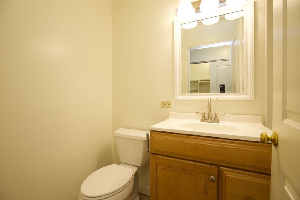 6713 North Sheridan Road, Unit 1N Chicago, IL 60626 - Photo 12 of 20 a bathroom with a toilet sink vanity and mirror