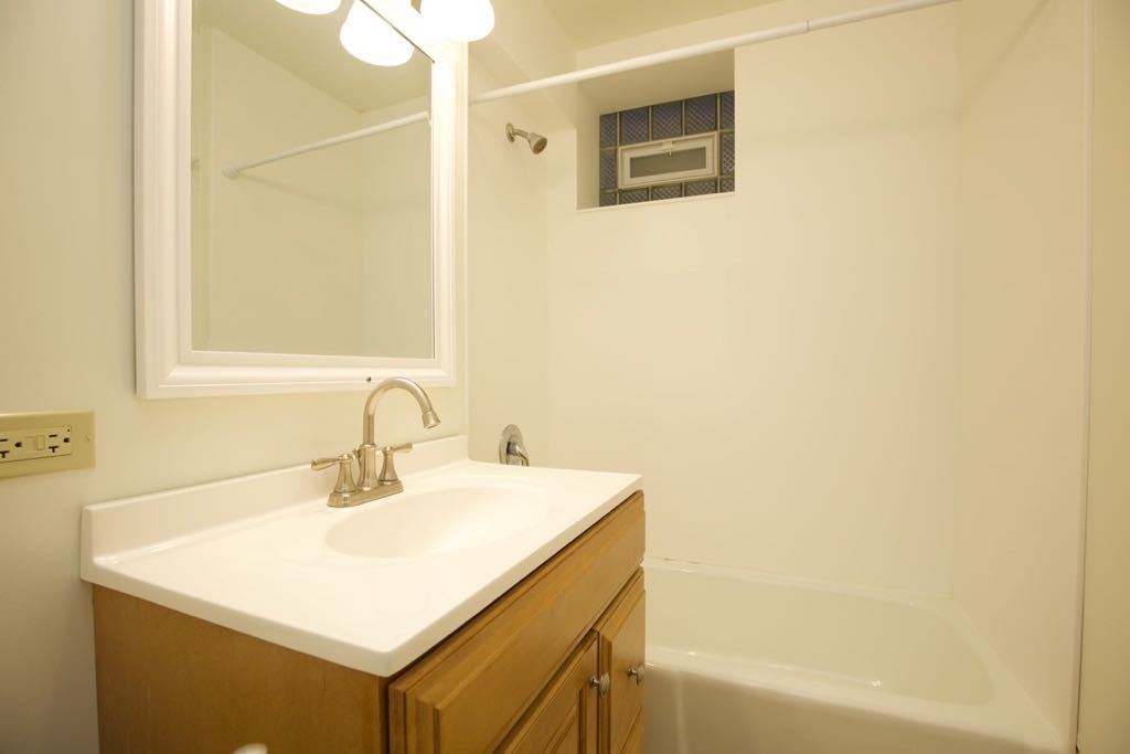 6713 North Sheridan Road, Unit 1N Chicago, IL 60626 - Photo 13 of 20 a bathroom with a sink and a bathtub
