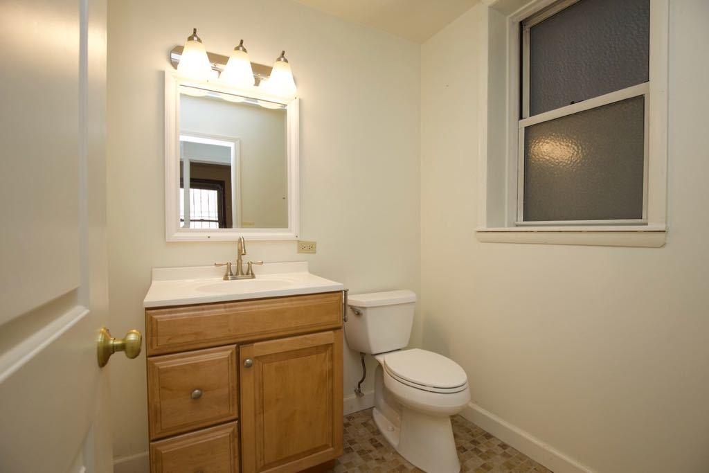 6713 North Sheridan Road, Unit 1N Chicago, IL 60626 - Photo 18 of 20 a bathroom with a toilet a sink and mirror