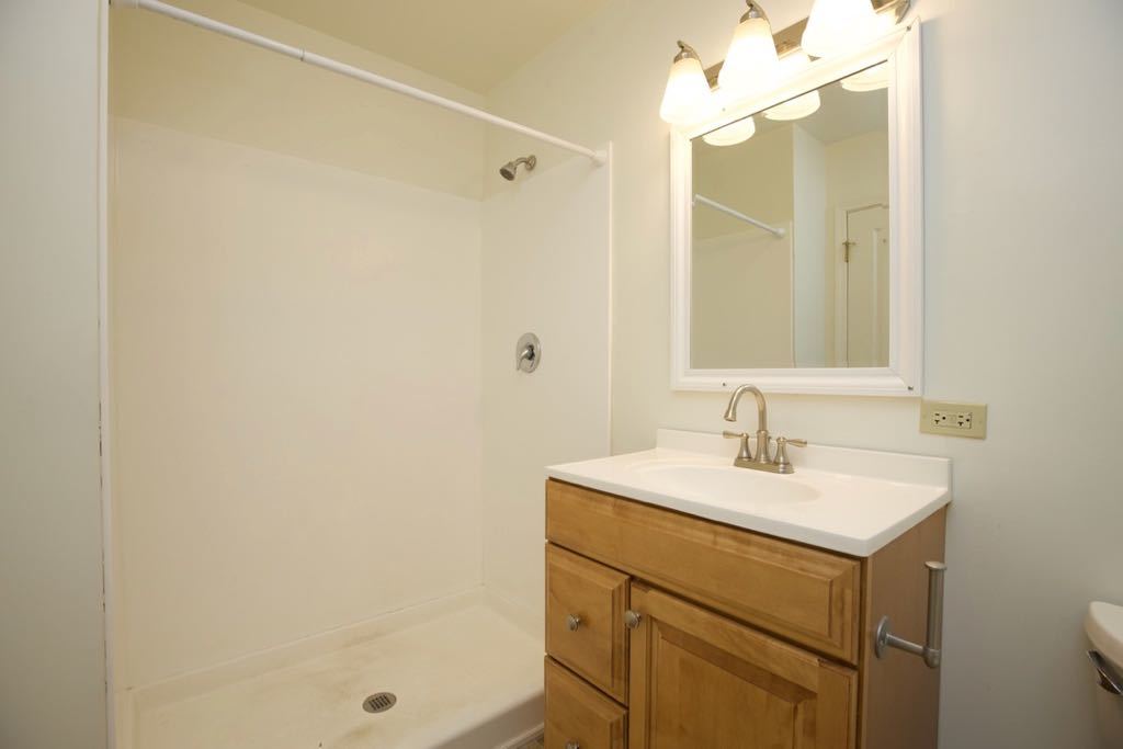 6713 North Sheridan Road, Unit 1N Chicago, IL 60626 - Photo 19 of 20 a bathroom with a sink and a mirror