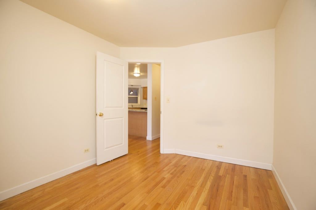 6713 North Sheridan Road, Unit 1N Chicago, IL 60626 - Photo 9 of 20 a view of empty room with wooden floor