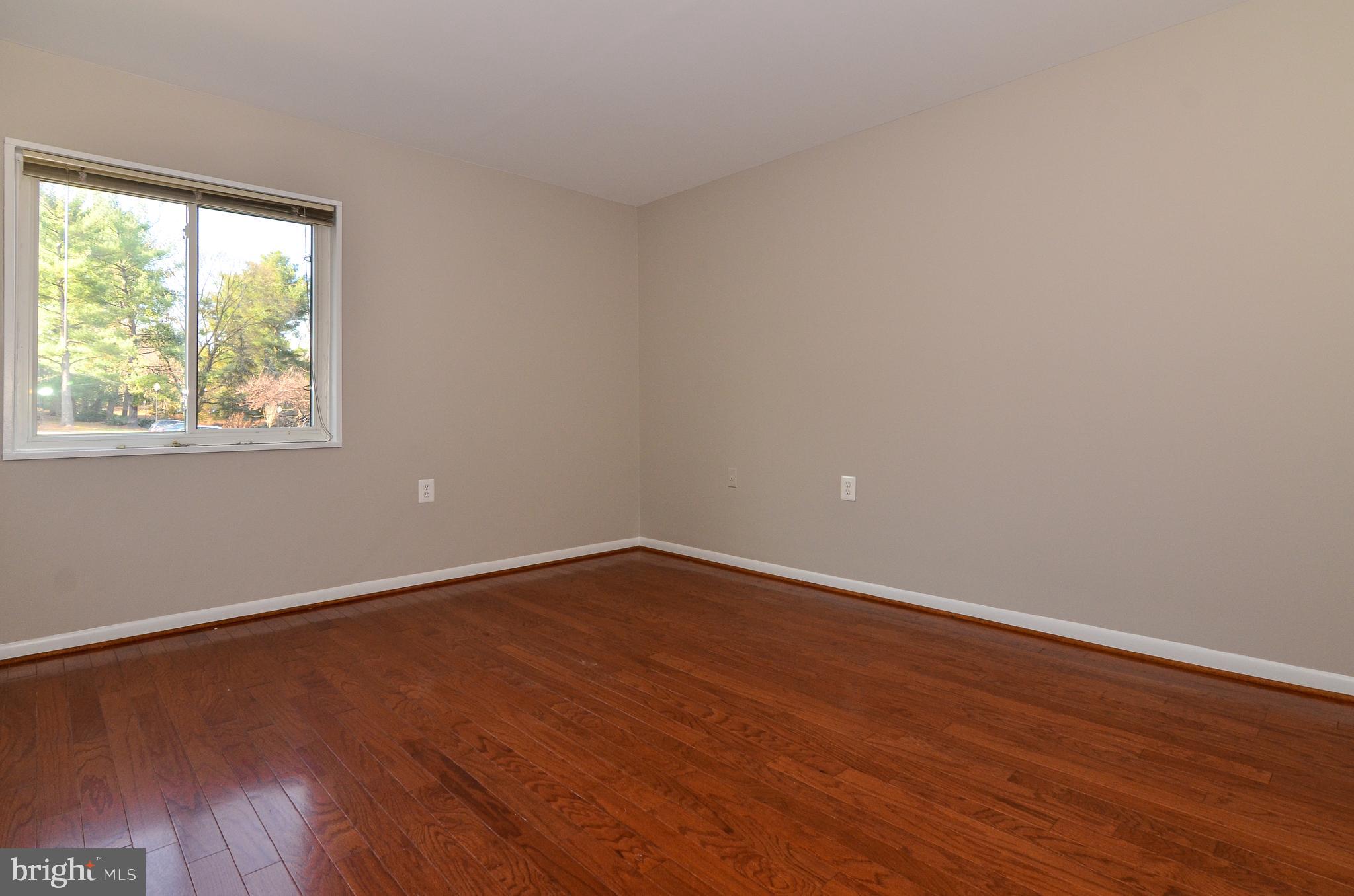 1427 Northgate Square, Unit 11B Reston, VA 20190 - Photo 5 of 41 Large Master Bedroom
