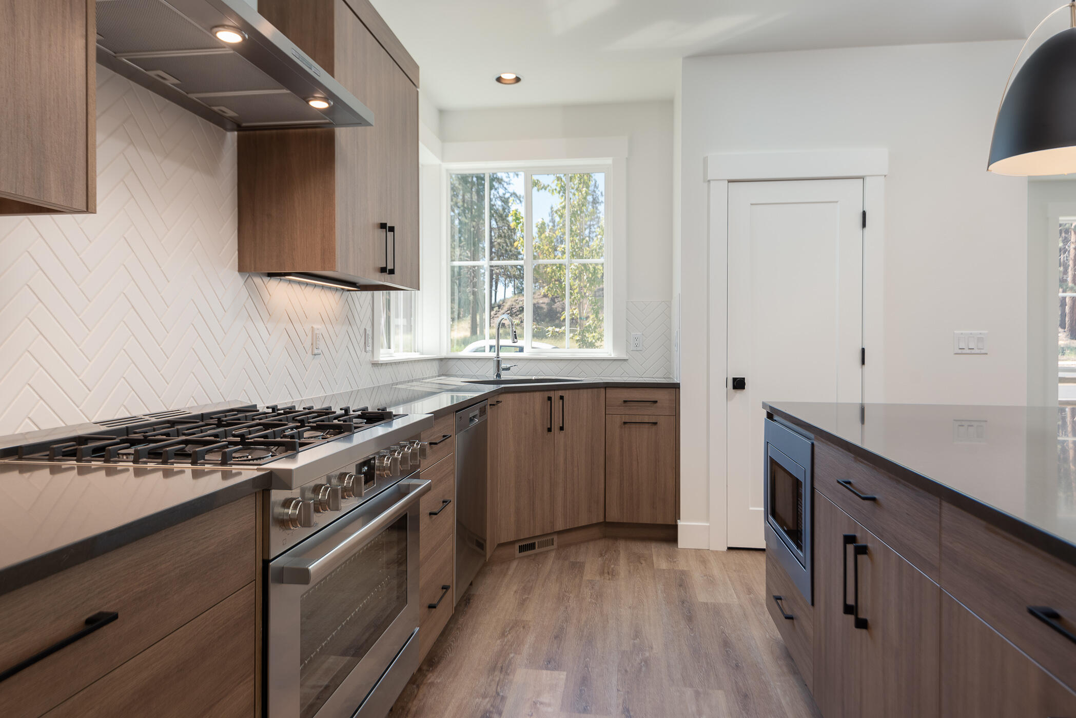 20474 Murphy Road Bend, OR 97702 - Photo 11 of 33 Kitchen