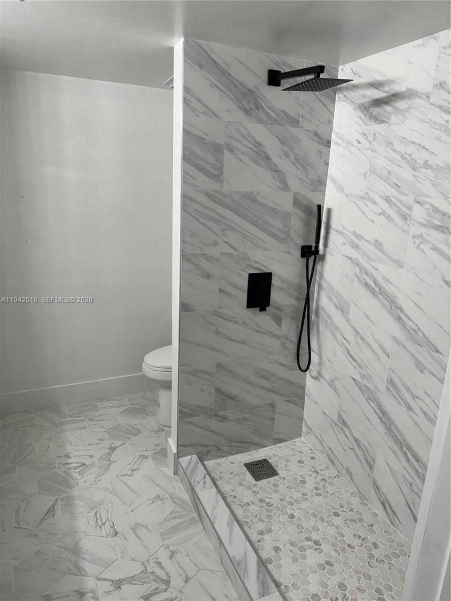440 South Park Road, Unit 4207 Hollywood, FL 33021 - Photo 4 of 14 a bathroom with a shower