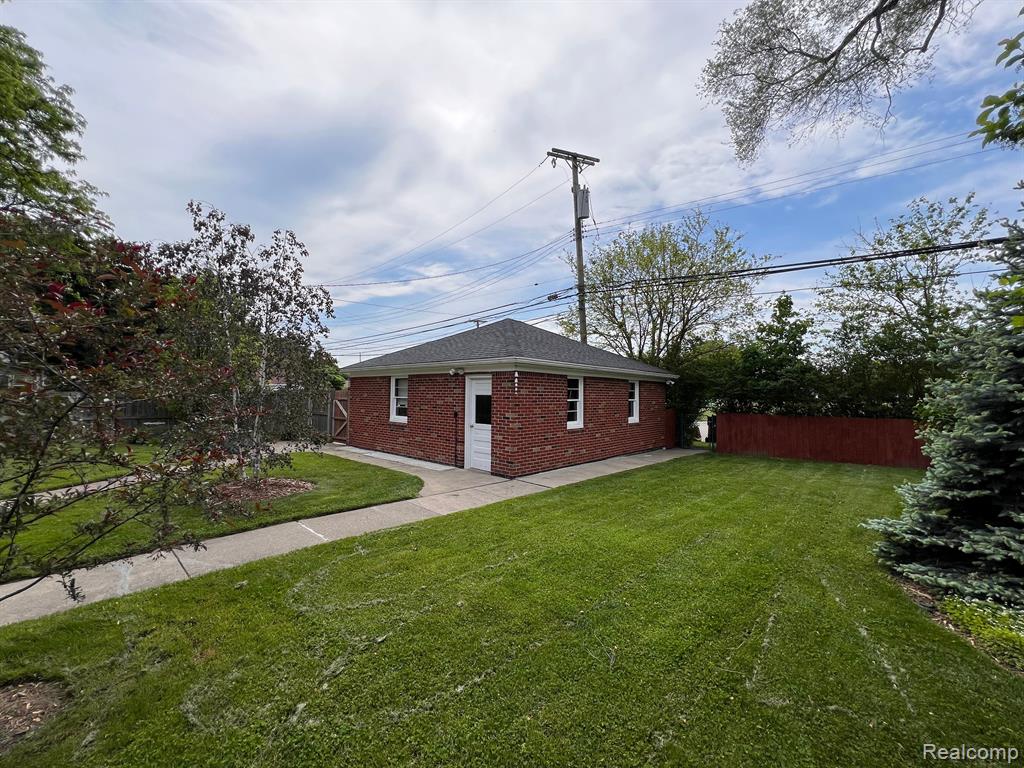 8488 Harding Center Line, MI 48015 - Photo 10 of 42