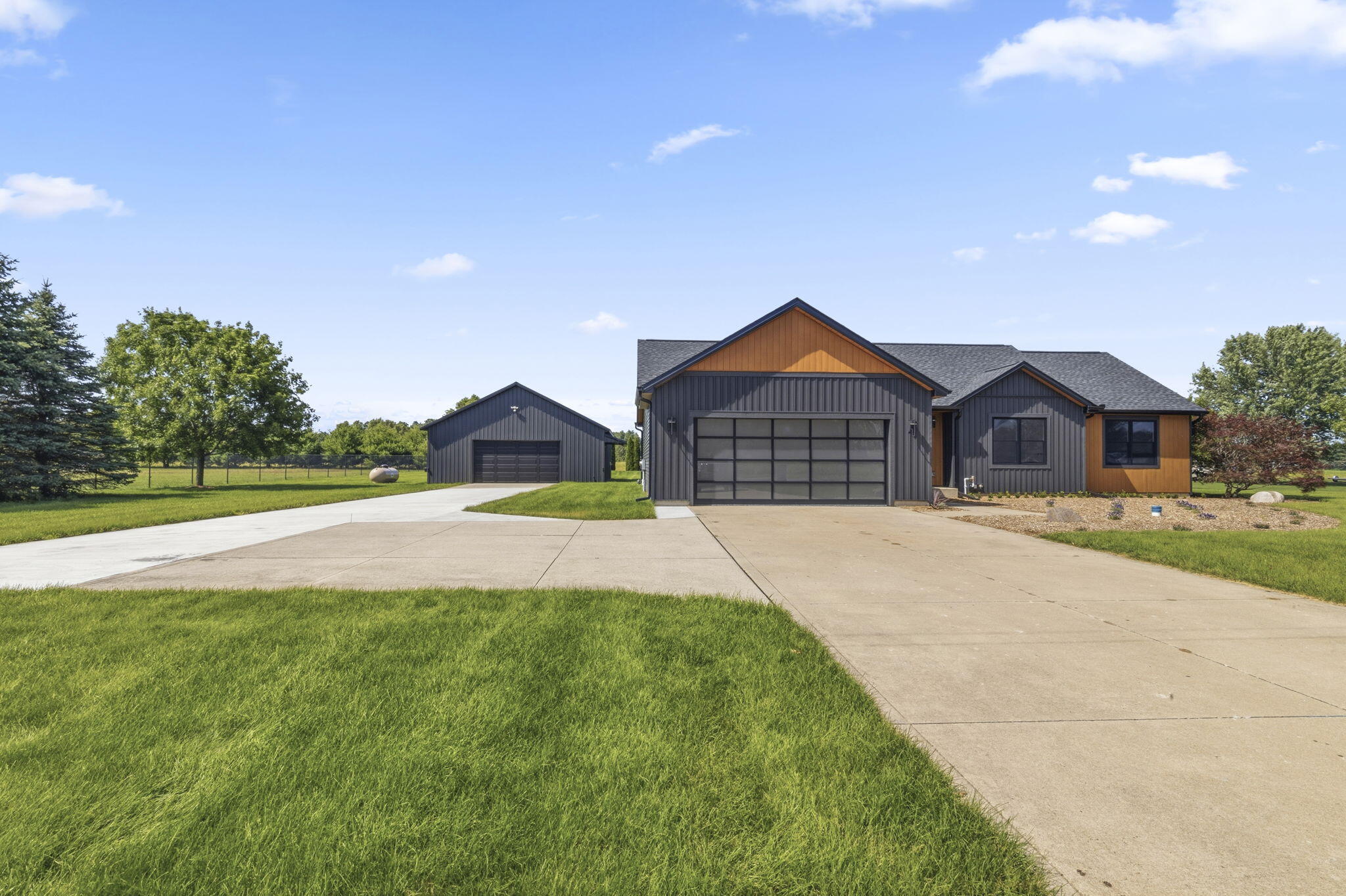 20872 State Line Road Edwardsburg, MI 49112 - Photo 2 of 46 28-web-or-mls-986A6513