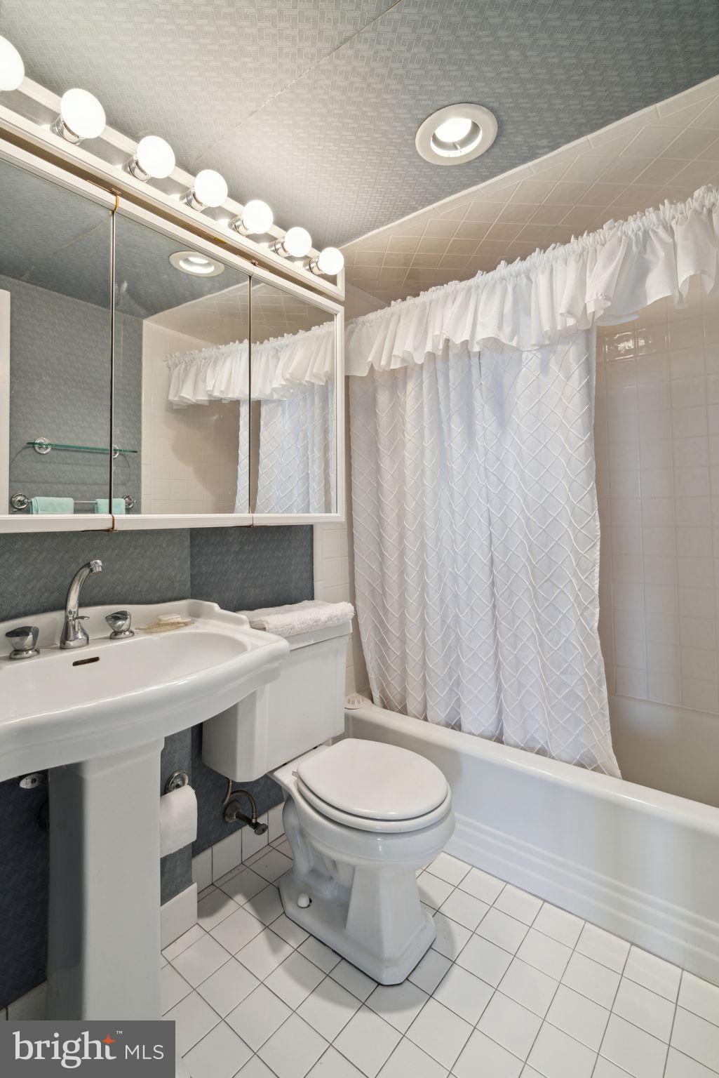 200 Locust Street, Unit 29DN Philadelphia, PA 19106 - Photo 20 of 28