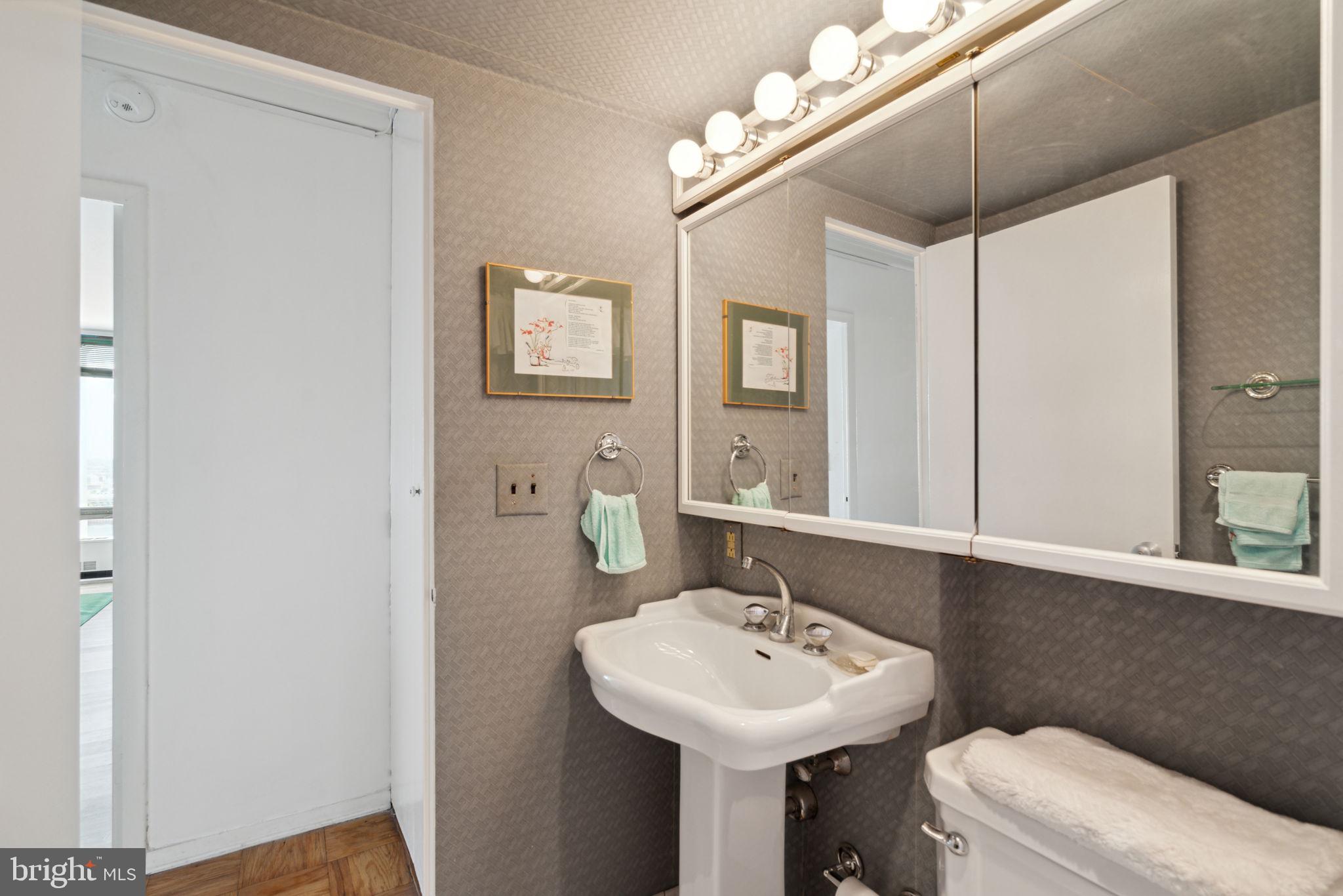 200 Locust Street, Unit 29DN Philadelphia, PA 19106 - Photo 21 of 28