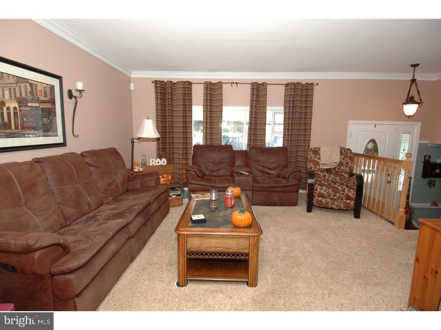 1505 Columbus Road Burlington, NJ 08016 - Photo 3 of 25 Living Room