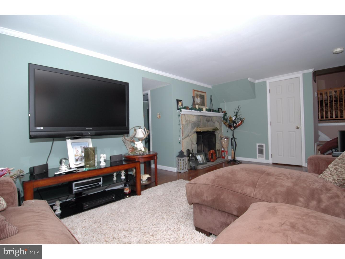 1505 Columbus Road Burlington, NJ 08016 - Photo 9 of 25 Family Room