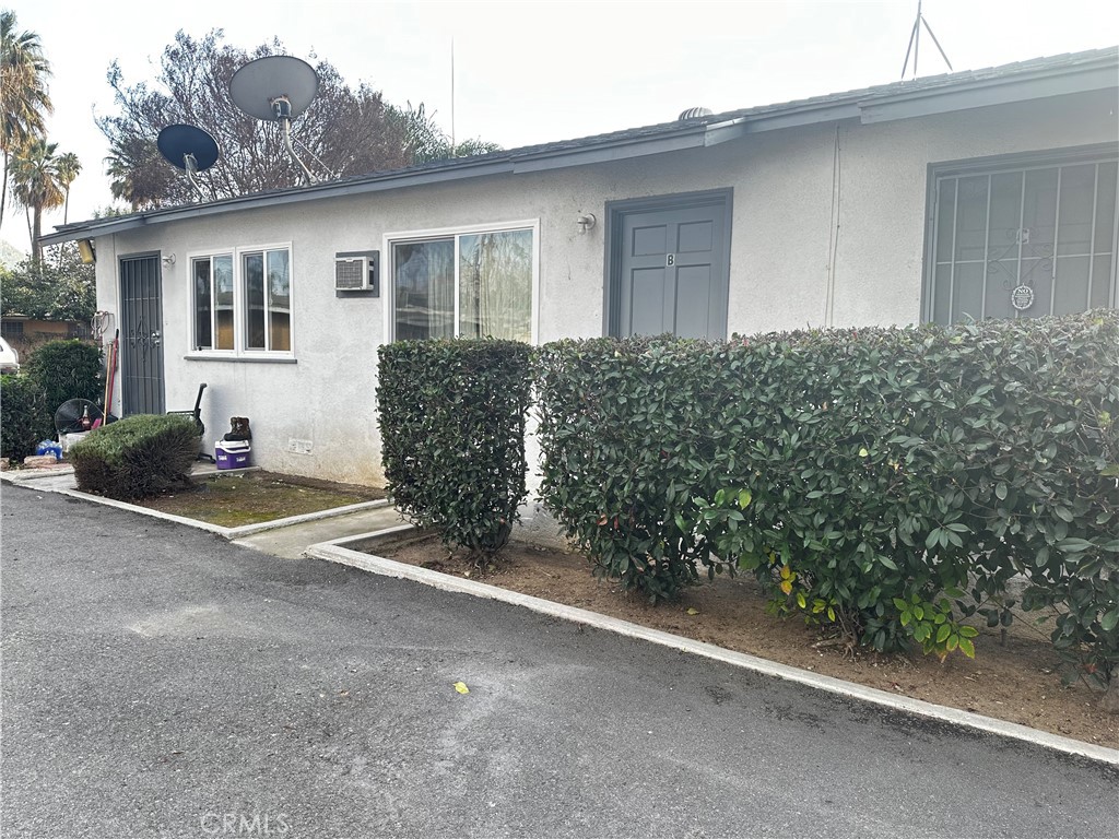 413 Glen Street Riverside, CA 92507 - Photo 4 of 9 a front view of a house with garden