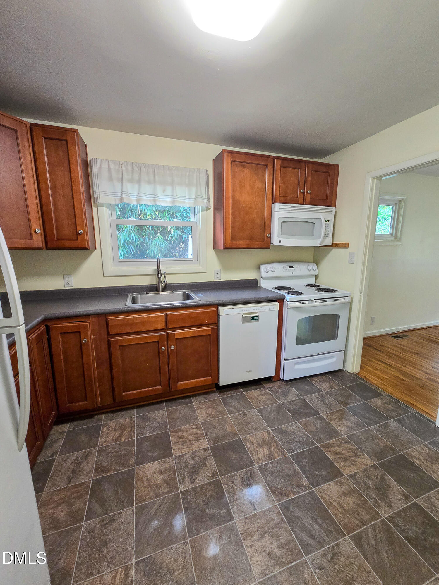 912 Dixie Trail Raleigh, NC 27607 - Photo 8 of 30 20251010_130145