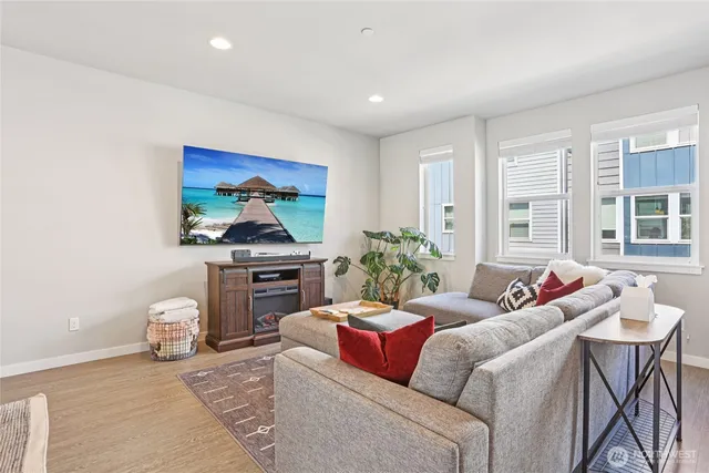 $699,900 | 18901 12th Place West, Unit H2, Lynnwood, WA 98036