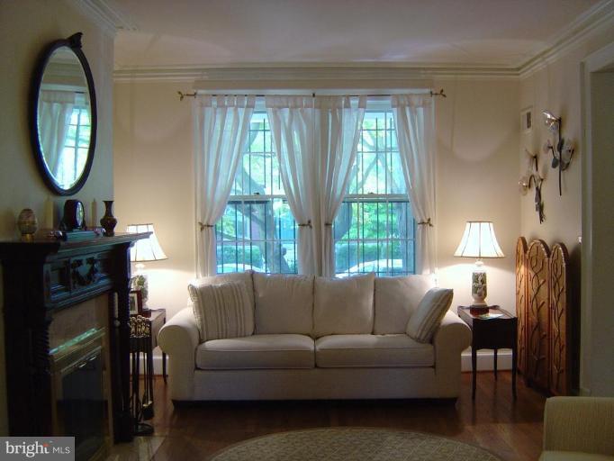13 7th Street Northeast Washington, DC 20002 - Photo 3 of 28 Living Room