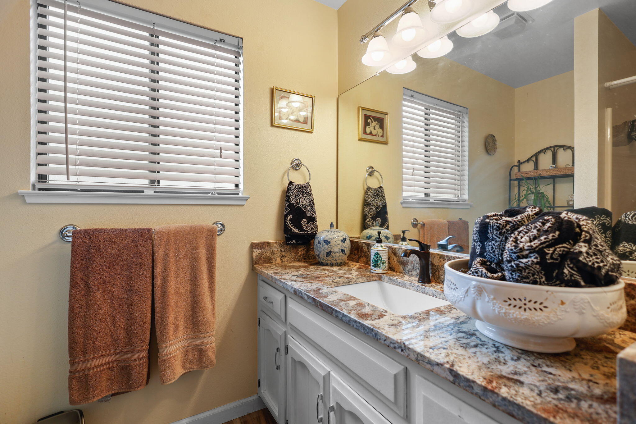 17618 Flowers Lane Anderson, CA 96007 - Photo 18 of 37 Bathroom 2