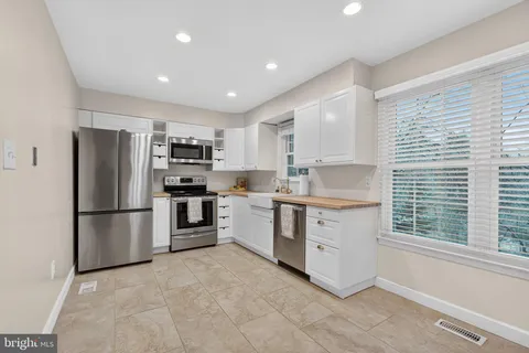 $650,000 | 5769 Heritage Hill Drive, Alexandria, VA 22310