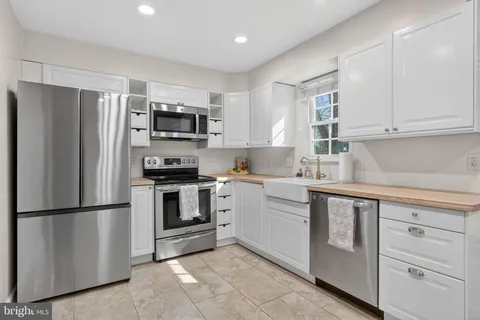 $650,000 | 5769 Heritage Hill Drive, Alexandria, VA 22310