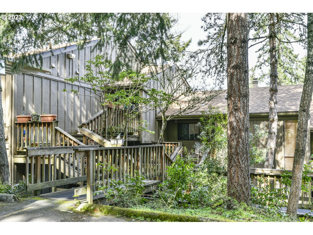 109 Treehill Loop Eugene, OR 97405 - Photo 1 of 32 Gallery Image 1